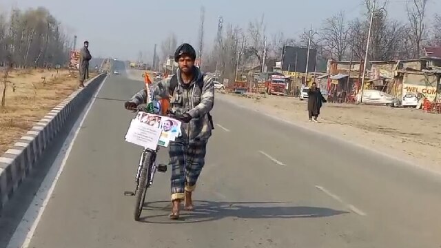 Manzoor Ahmad Bhat : राहुल गांधी से मिलने साइकिल से दिल्ली जा रहा है कश्मीरी नौजवान !  