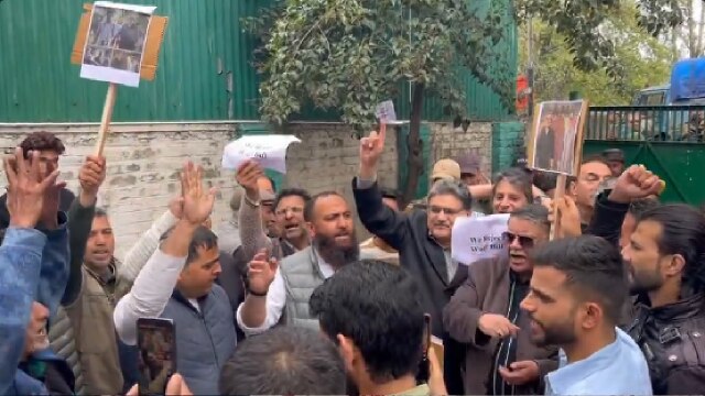 Waqf Bill : वक्फ संशोधन विधेयक और NC सरकार के खिलाफ श्रीनगर में PDP का प्रदर्शन!