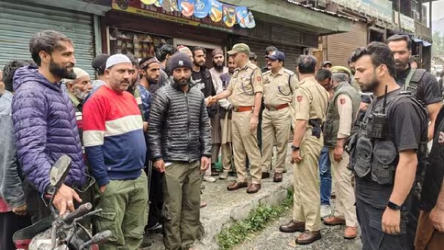 India - Pak Conflict : उरी में बार-बार हो रही गोलीबारी के बीच प्रशासन का बड़ा कदम, अधिकारियों ने किया दौरा!
