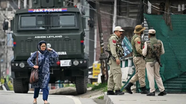 पुंछ में आतंकी नेटवर्क के खिलाफ बड़ा ऑपरेशन: 18 ठिकानों पर छापे, दस्तावेज और उपकरण जब्त!