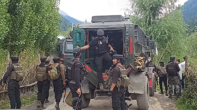 Kishtwar Encounter : किश्तवाड़ में आतंकियों और सुरक्षाबलों के बीच मुठभेड़, तीन से चार आतंकी घेरे में!