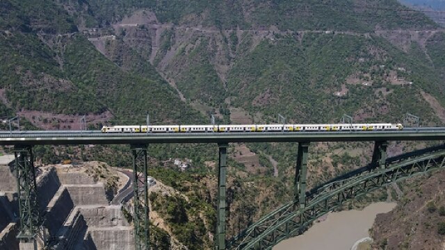 कश्मीर से कन्याकुमारी तक ट्रेन सफर अब बनेगा हकीकत, एफिल टावर से ऊंचे चिनाब पुल पर दौड़ेगी रेल