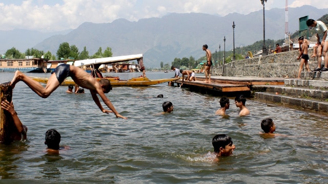 Weather News : जम्मू-कश्मीर में बढ़ती गर्मी से लोग परेशान, आने वाले दिनों में राहत की उम्मीद कम