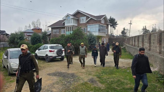 Raid : सोपोर में अलगाववादी नेता के घर पुलिस का छापा, लश्कर से जुड़ी सामग्री बरामद!