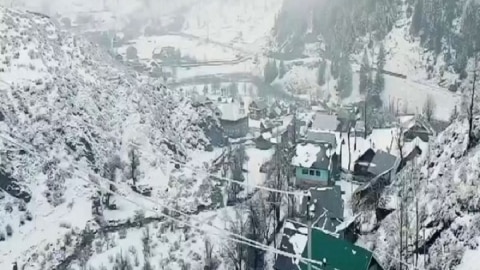Kupwara Snowfall : कुपवाड़ा में हुई बर्फबारी से माच्छिल सेक्टर का नज़ारा देखने लायक ! 