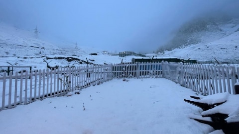 Weather Update : सोनमर्ग में बीते दो दिनों से जारी बर्फबारी ने बदले हालात...  