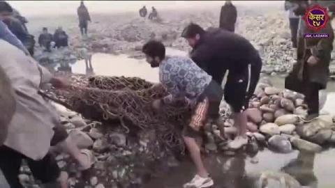 Black Bear Captured : कुलगाम के अमनू इलाके में पकड़ा गया जंगली भालू...