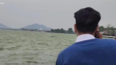 डल झील में तेज़ हवाओं के चलते शिकारा पलटा!