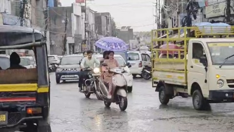 जम्मू कश्मीर में कहीं पहली बर्फबारी तो कहीं भारी बारिश...