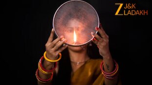 करवा चौथ 2025: जम्मू में सजी सुहागिनों की शाम! चांद के दीदार से पहले मंदिरों में उमड़ी भीड़...