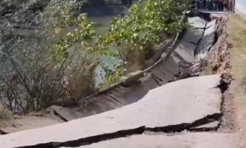 गांदरबल में धरती फटी! कुछ ही मिनटों में धंस गई पूरी सड़क, ट्रैफिक ठप और दहशत में लोग...