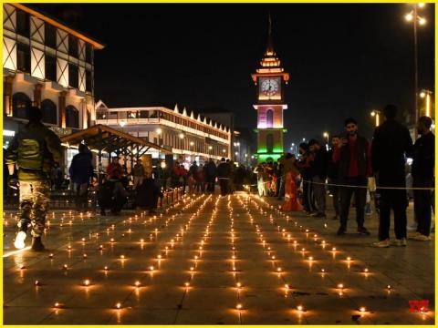 दशकों बाद कश्मीर के लाल चौक पर मनाई गई दिवाली; 'ऑपरेशन सिन्दूर' के शहीदों को श्रद्धांजलि!