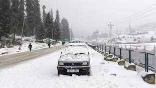 बर्फबारी की खूबसूरत तस्वीरें: विंटर वेकेशन का प्लान है? गुलमर्ग-सोनमर्ग के बर्फीले पहाड़ आपका इंतज़ार कर रहे हैं !