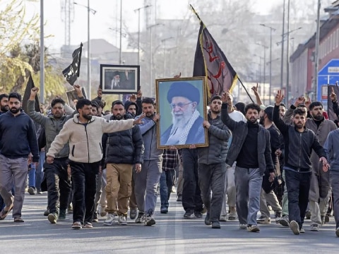 श्रीनगर में खामेनेई की मौत पर उबाल, बटमालू से लाल चौक तक भारी प्रदर्शन, पुलिस ने दागे आंसू गैस के गोले...