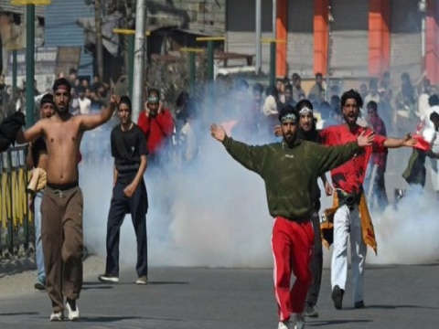 खामेनेई की मौत के बाद श्रीनगर में हिंसक प्रदर्शनकारियों पर पुलिस ने दागे आंसू गैस के गोले...