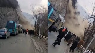 बारामुला में श्रीनगर-उरी हाईवे पर अचान अचानक गिरने लगे पत्थर, देखते ही देखते लग गया जाम...