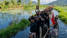 डल झील में निकला मुहर्रम का सबसे अनोखा जुलूस... काले झंडों से सजे शिकारा पर गूंजा 'या हुसैन'