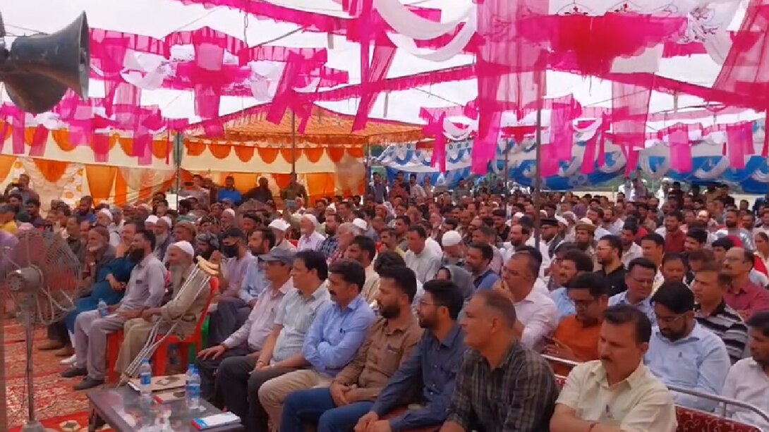 Public Darbar : पब्लिक ऑटरीच प्रोग्राम में अधिकारियों ने सुनी आम लोगों की परेशानियां...