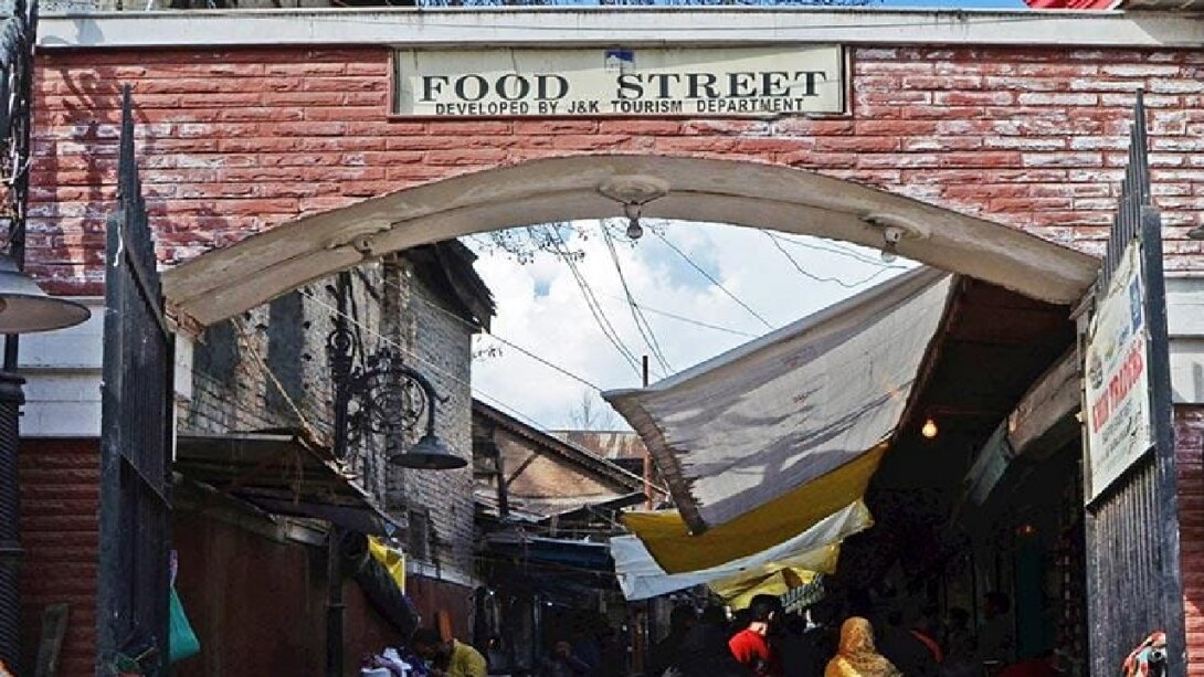 Struggling Food Street : लाल चौक की मशहूर फूड स्ट्रीट 'बाटी गली' मुश्किलों में, कारोबार ठप्प ?