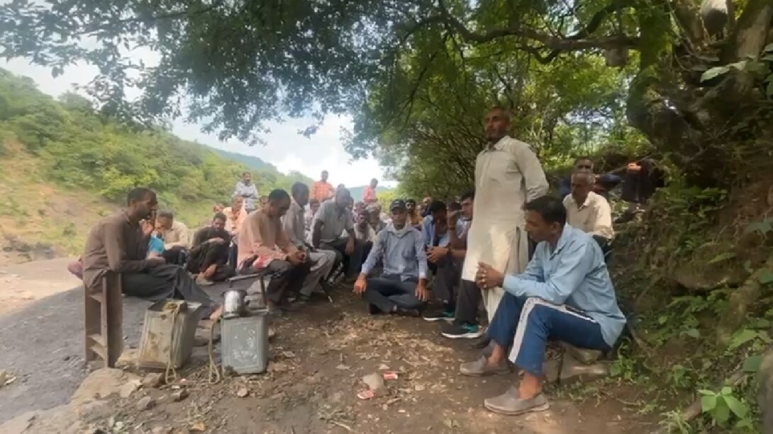 Coal Labour Protest : राजौरी में भूख हड़ताल पर बैठे कोयला खदान मजदूर ! Coal Labour Protest : राजौरी में भूख हड़ताल पर बैठे कोयला खदान मजदूर !