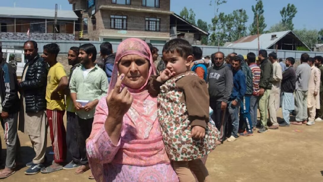 Polling in Srinagar : असेंबली इलेक्शन के दूसरे फेज़ में श्रीनगर में वोटिंग रफ्तार बदस्तूर धीमी ! Polling in Srinagar : असेंबली इलेक्शन के दूसरे फेज़ में श्रीनगर में वोटिंग रफ्तार बदस्तूर धीमी !