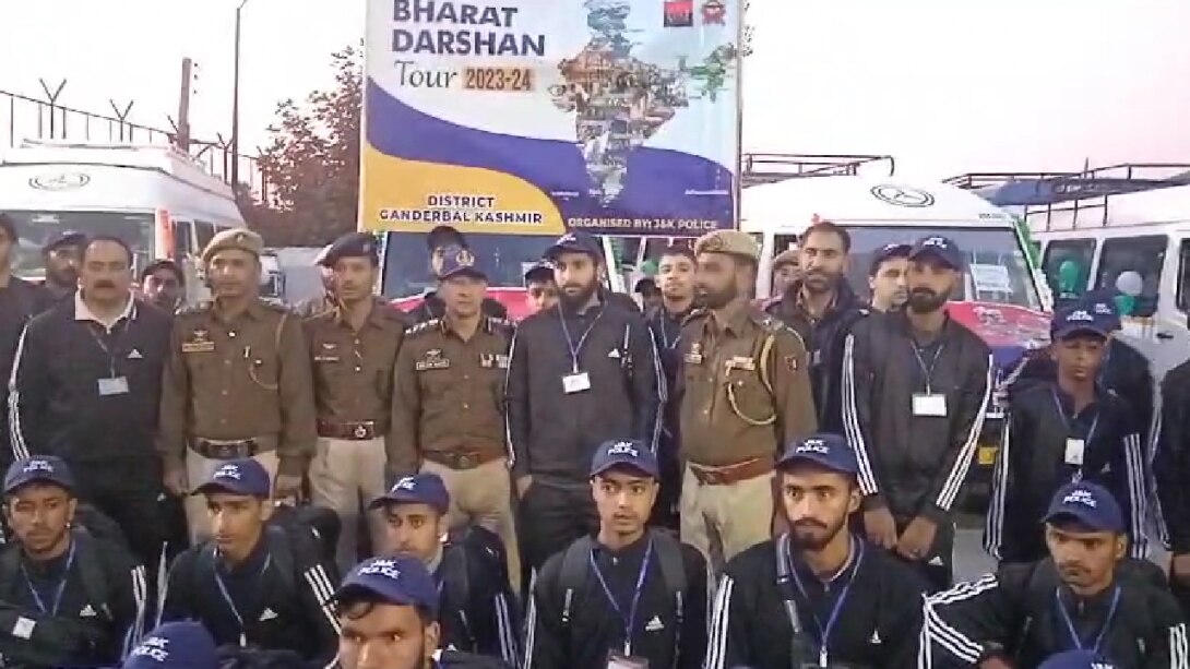 Bharat Darshan Tour : जम्मू कश्मीर पुलिस ने 68 छात्रों को भारत दर्शन टूर पर किया रवाना ! Bharat Darshan Tour : जम्मू कश्मीर पुलिस ने 68 छात्रों को भारत दर्शन टूर पर किया रवाना !