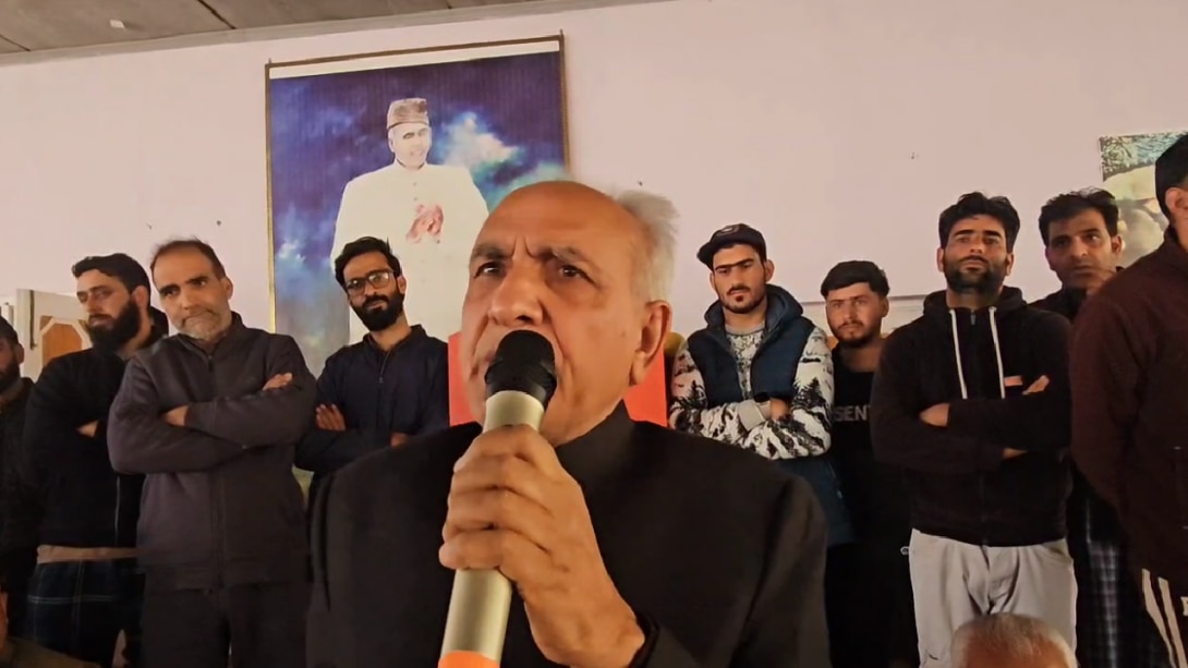 NC Workers Meet : पुलवामा में पार्टी कार्यकर्ताओं से मिलने पहुंचे NC नेता मोहम्मद खलील बंध... NC Workers Meet : पुलवामा में पार्टी कार्यकर्ताओं से मिलने पहुंचे NC नेता मोहम्मद खलील बंध...