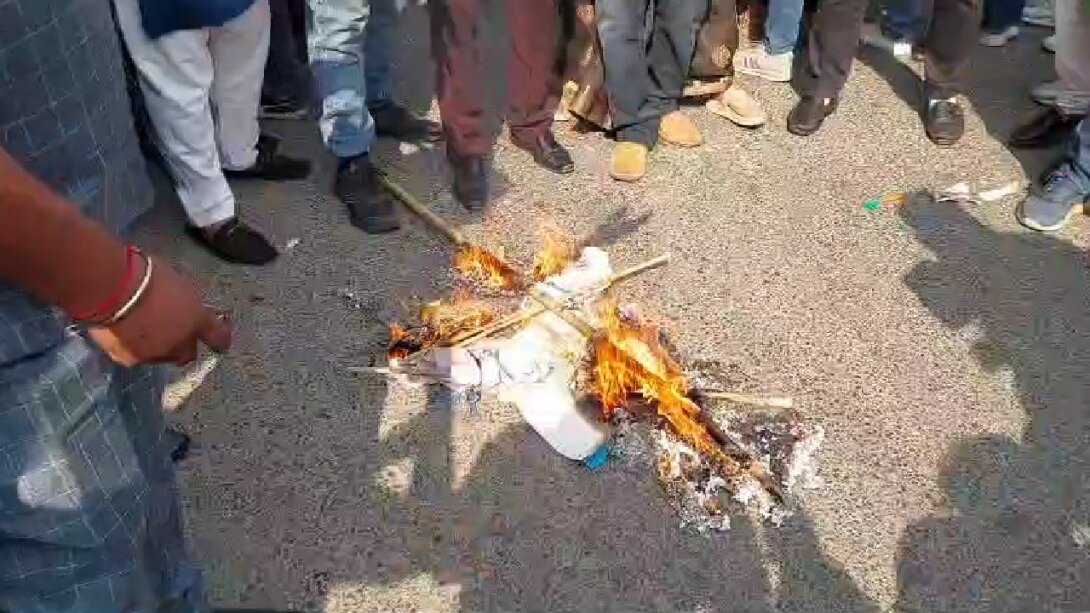 BJP Against Article 370 : आर्टिकल 370 पर प्रस्ताव के खिलाफ BJP कार्यकर्ताओं ने फूंका CM का पुतला !