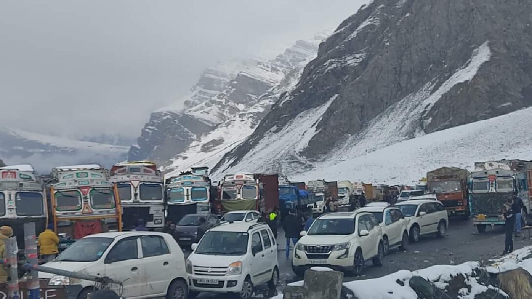 Srinagar-Leh Highway : ज़ोजिला पास में बर्फबारी के चलते श्रीनगर-लेह हाइवे बंद ! Srinagar-Leh Highway : ज़ोजिला पास में बर्फबारी के चलते श्रीनगर-लेह हाइवे बंद !