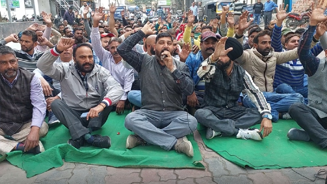 JMC Union Protest : जम्मू नगर निगम के सफ़ाई कर्मचारियों ने दी हड़ताल की धमकी, ये है वजहा... JMC Union Protest : जम्मू नगर निगम के सफ़ाई कर्मचारियों ने दी हड़ताल की धमकी, ये है वजहा...