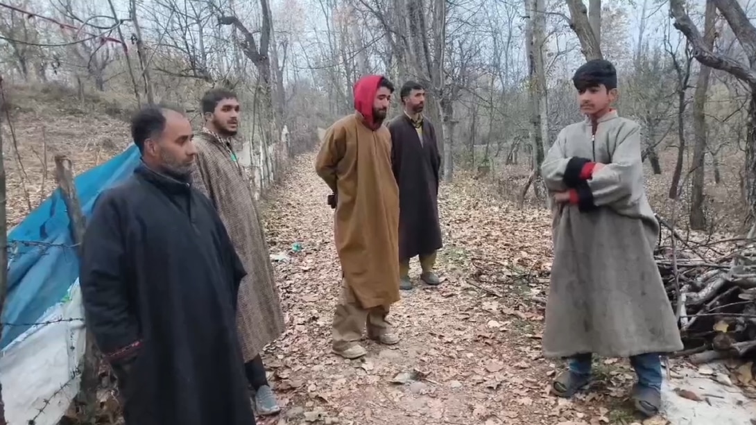 Dangling Electric Wires : पेड़ों पर लटकती तारों और टूटे खंभों से गांव वालों का जान माल का खतरा !