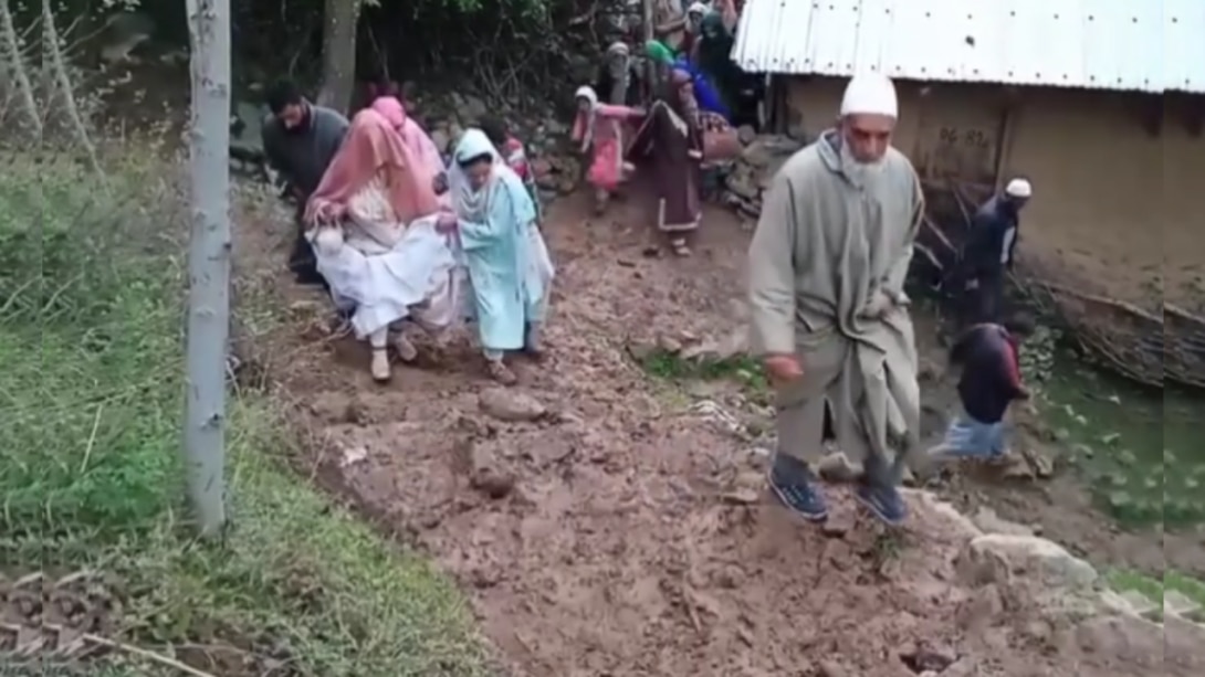 Poor Road Connectivity : शादी का जोड़ा पहन किलोमीटरों तक कीचड़भरी सड़क पर चलने को मजबूर हुई दुल्हन ! 