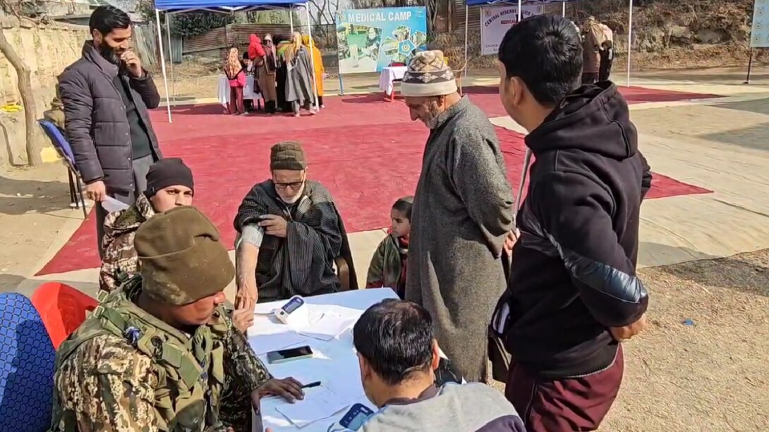 Free Medical Camp : पुलवामा के करीमाबाद इलाके में CRPF ने लोगों का किया मुफ्त इलाज़ ! Free Medical Camp : पुलवामा के करीमाबाद इलाके में CRPF ने लोगों का किया मुफ्त इलाज़ !