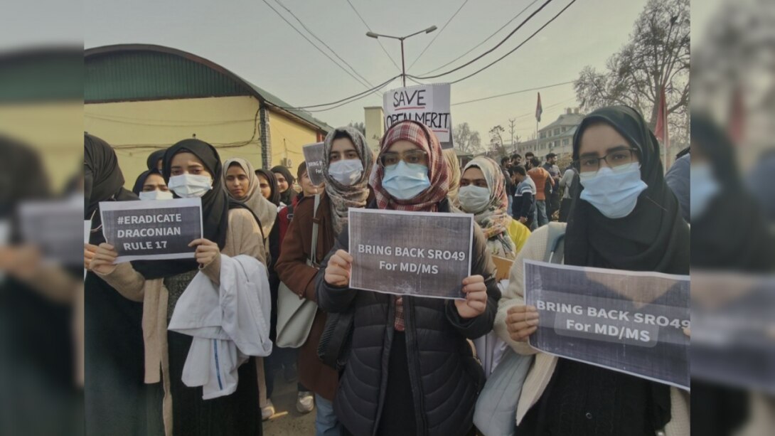 Student Protest : NEET -PG में बदलाव के बाद ओपन मेरिट सीटों में आई कमी से नाराज़ छात्रों ने किया प्रदर्शन ! 