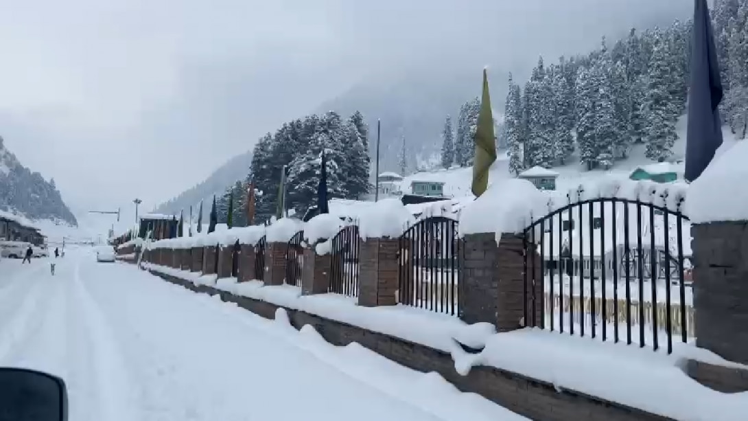 Season's First Snowfall : मौसम की पहली बर्फबारी ने बदली शोपियां की तस्वीर !  