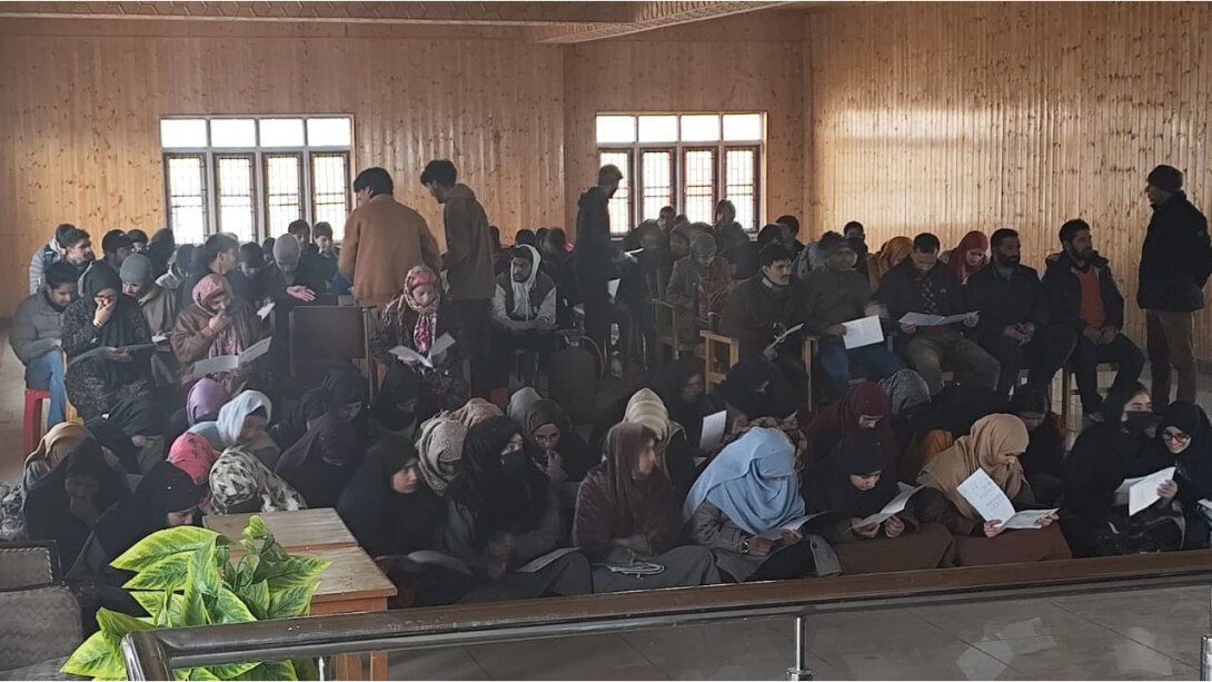 J&K BOPEE Awareness Camp : कुलगाम में छात्रों को दी गई प्रोफेशनल एंट्रेंस एग्ज़ाम की जानकारी...