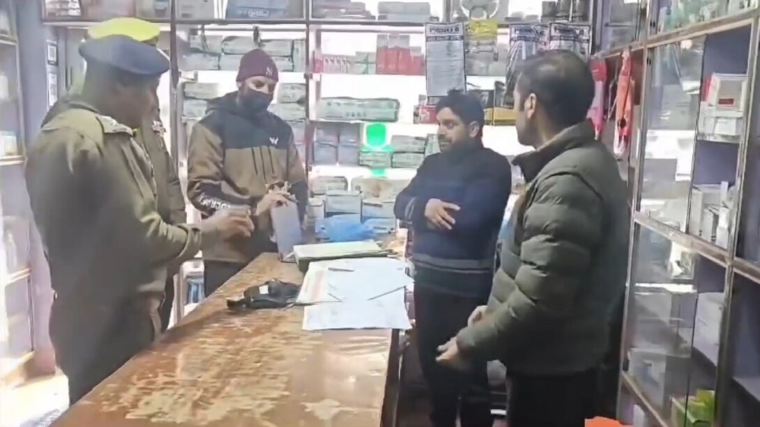 Police Inspection : शोपियां में ड्रग्स के गलत इस्तेमाल के खिलाफ पुलिस की खास मुहिम ! Police Inspection : शोपियां में ड्रग्स के गलत इस्तेमाल के खिलाफ पुलिस की खास मुहिम !