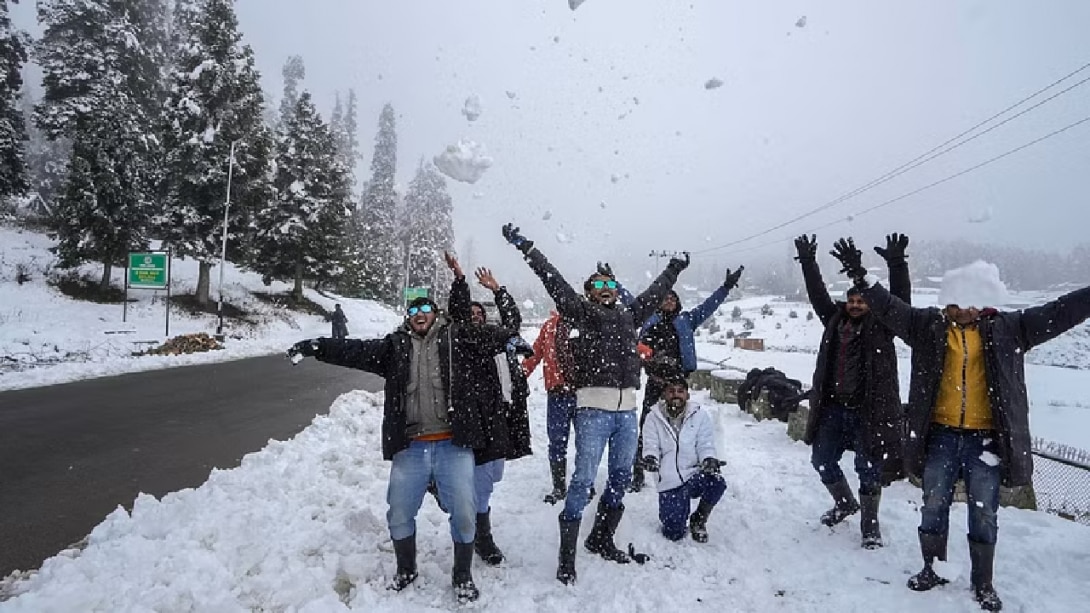 Tourists Enjoy Snowfall : सोनमर्ग टू गुलमर्ग बर्फ़ीली वादियां में मौसम का मज़ा ले रहे टूरिस्ट !