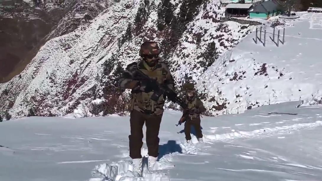Indian Army : 10 हजार फीट की ऊंचाई पर कड़ी बर्फबारी के बीच से दुश्मनों पर सेना की पैनी नजर ! 