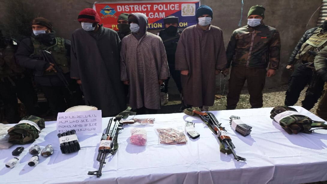 LeT Associate Arrested : कुलगाम में लश्कर के तीन आतंकी मददगार गिरफ्तार, भारी मात्रा में मिला गोला-बारूद बरामद !