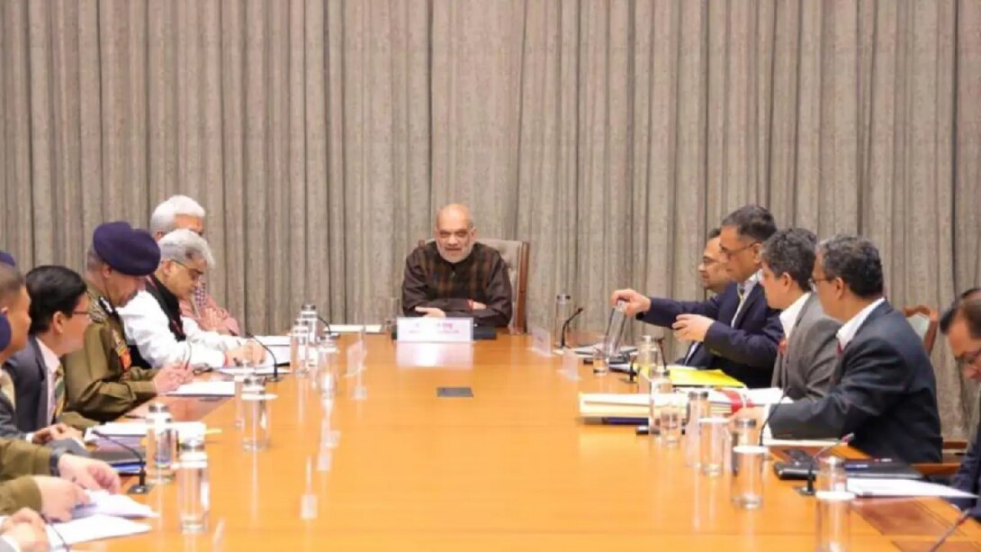 Amit Shah Meeting : गृहमंत्री ने जम्मू-कश्मीर में आतंकवादियों के खिलाफ दिए कड़ी कार्रवाई के आदेश! Amit Shah Meeting : गृहमंत्री ने जम्मू-कश्मीर में आतंकवादियों के खिलाफ दिए कड़ी कार्रवाई के आदेश!