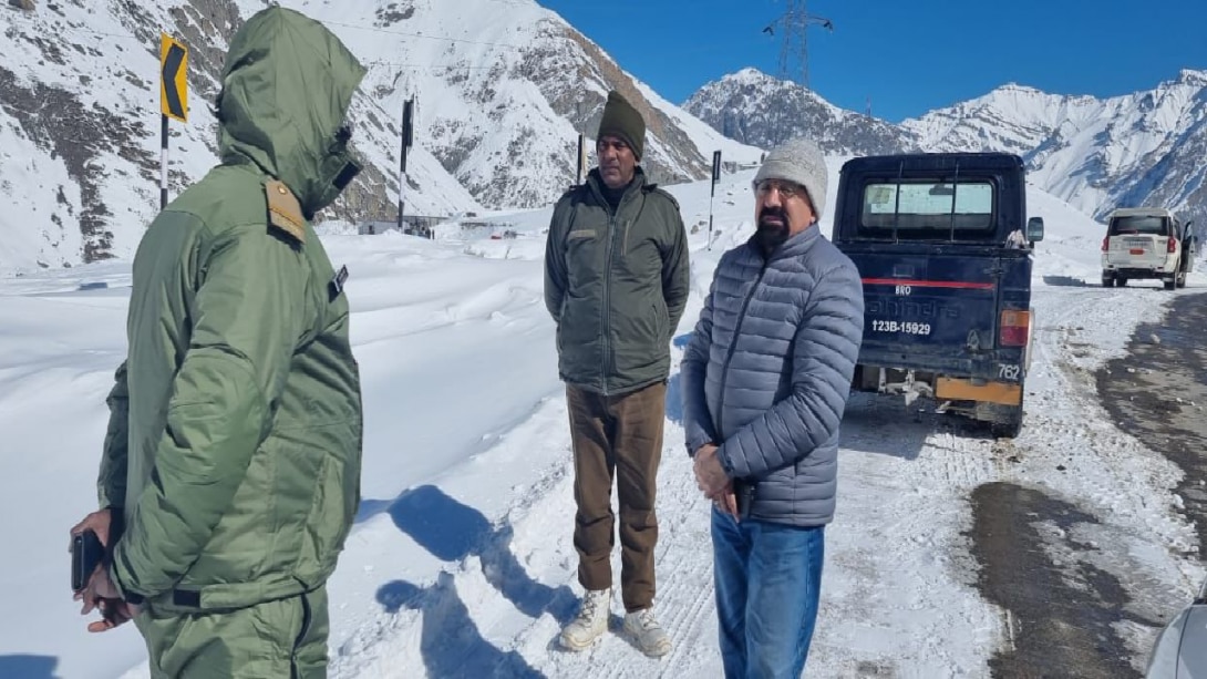 LAHDC Kargil : डॉ. जाफ़र ने ज़ोजिला एक्सिस की जांच, सड़क बनी कनेक्टिविटी की जान ! 