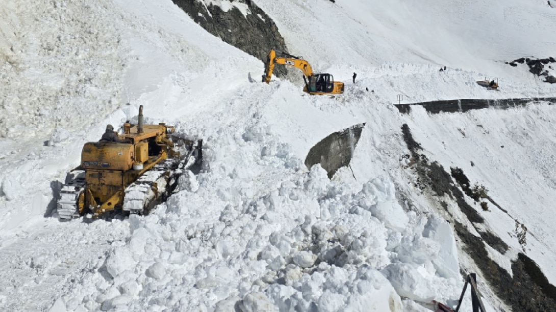 Mughal Road : मुगल रोड से बर्फ हटाने का काम शुरू, 10 अप्रैल तक ट्रैफिक बहाल करने का टारगेट !
