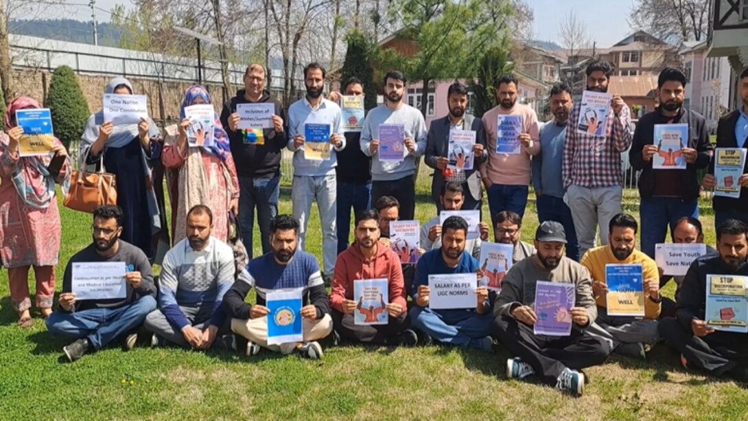 Handwara Protest : हंदवाड़ा में कॉन्ट्रैक्चुअल टीचर्स का प्रदर्शन, वेतन बढ़ोतरी और जॉब सिक्योरिटी की मांग!