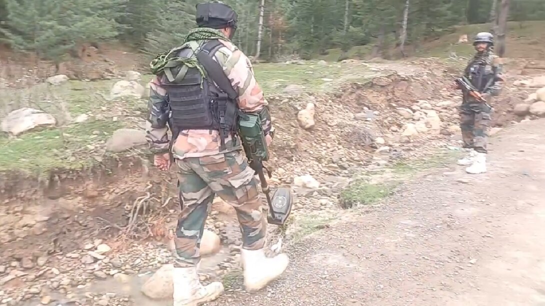 IED Found in Handwara: सड़क किनारे आतंकियों न छिपाया था 12 किलो का IED, वक्त रहते आर्मी ने किया डिफ्यूज!