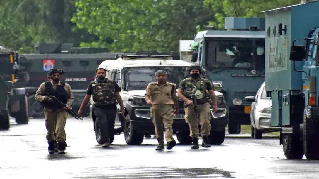 किश्तवाड़ मुठभेड़ में दो आतंकी ढेर, एक जवान शहीद, सेना का ‘ऑपरेशन तृष्णा’ जारी... किश्तवाड़ मुठभेड़ में दो आतंकी ढेर, एक जवान शहीद, सेना का ‘ऑपरेशन तृष्णा’ जारी...