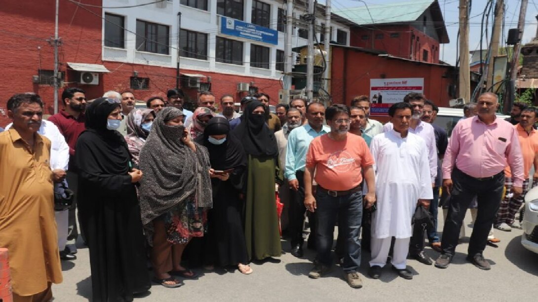 Protest : ईरान-इज़राइल तनाव के बीच श्रीनगर में छात्रों के माता-पिता का प्रदर्शन, सुरक्षित वापसी की मांग Protest : ईरान-इज़राइल तनाव के बीच श्रीनगर में छात्रों के माता-पिता का प्रदर्शन, सुरक्षित वापसी की मांग