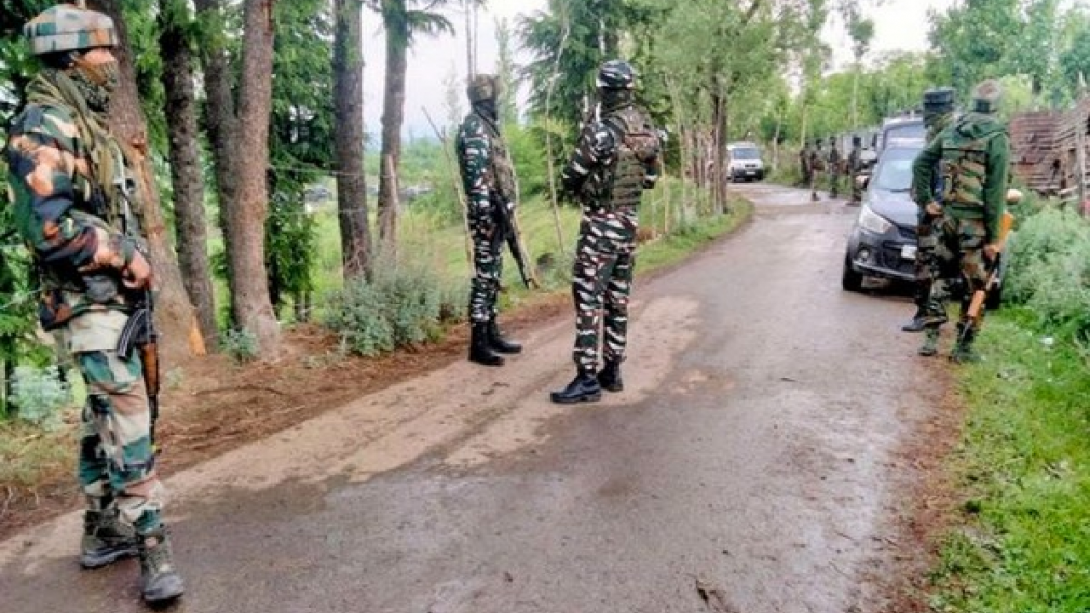 Udhampur Encounter : जम्मू-कश्मीर के उधमपुर में आतंकी मुठभेड़, इलाका सील! Udhampur Encounter : जम्मू-कश्मीर के उधमपुर में आतंकी मुठभेड़, इलाका सील!