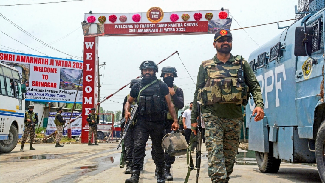Amarnath Yatra Trial Run: कड़ी सुरक्षा के बीच काफिले ने तय किया जम्मू से बनिहाल तक का सफर! Amarnath Yatra Trial Run: कड़ी सुरक्षा के बीच काफिले ने तय किया जम्मू से बनिहाल तक का सफर!
