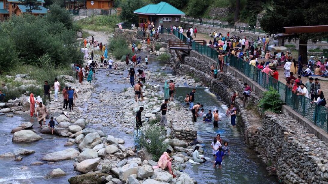 HEAT : जम्मू-कश्मीर में गर्मी और उमस से परेशान लोग, 6 जुलाई से भारी बारिश की उम्मीद! HEAT : जम्मू-कश्मीर में गर्मी और उमस से परेशान लोग, 6 जुलाई से भारी बारिश की उम्मीद!